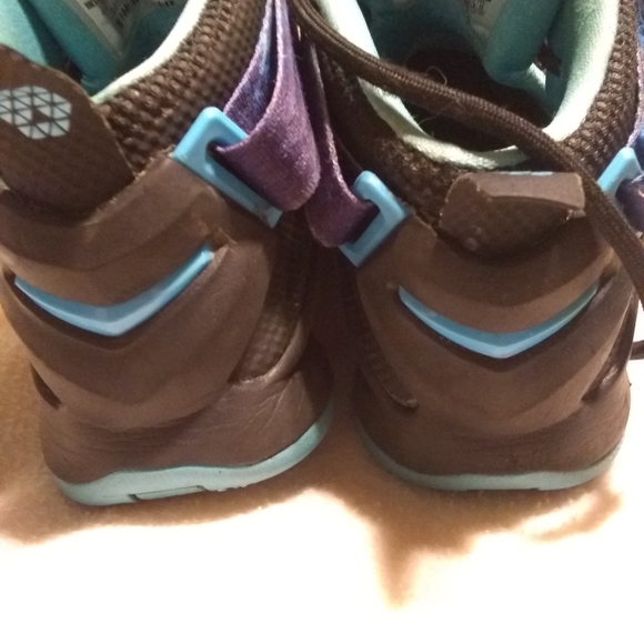 LeBron James tennis shoes - Picture 8 of 10